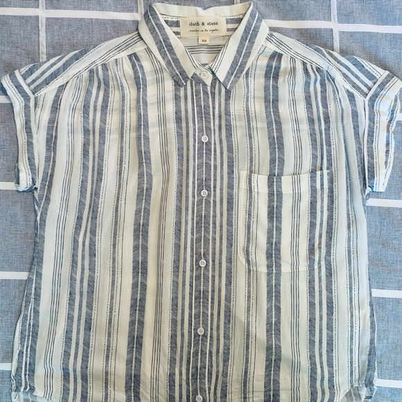 Like new, short sleeve Cloth & Stone blouse, XS - Picture 3 of 5